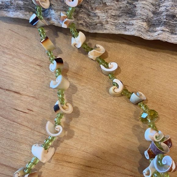 Coconut shell beaded shell necklace - Picture 4 of 6